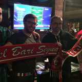 Alcuni componenti del Bari club di Dublino riuniti in un locale irlandese. Il secondo da sinistra � il presidente Marco Schirone, mentre il terzo da sinistra � il 39enne Nunzio Perrone