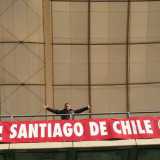 Il 46enne Carlos Puelma in posa assieme allo striscione che indica la nascita del "Bari club Santiago del Cile", esposto per la prima volta il 22 novembre dello scorso anno nella tribuna est dello stadio San Nicola