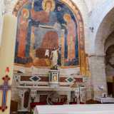Nell�abside centrale, dietro l'altare maggiore, � dipinta a fresco l�immagine di Cristo fiancheggiato dalla Vergine e San Giovanni