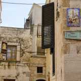 Oggi questa parte del paese � per lo pi� disabitata. L�unico momento in cui si rianima � durante i giorni di Natale quando la citt� vecchia torna indietro nel tempo di cento anni e per l�occasione vengono riaperte le vecchie botteghe e rivissuti i mestieri dell�epoca