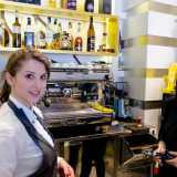 La figlia di Domenico (sulla destra), 30enne proprietaria del bar allestito in uno dei tre portali del palazzo baronale. �La sera per chi � pi� giovane non c�� nulla da fare�, ci dice