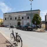 Sulla piazza si erge un imponente edificio settecentesco dall�aspetto trascurato: � caratterizzato da tre portali, di cui uno laterale diventato sede di un bar: � il palazzo Baronale