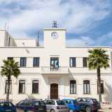 ...e il grigio e sobrio palazzo del municipio