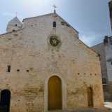 Prezioso gioiello del posto, racchiuso in queste antiche mura, � la chiesa matrice dedicata a Santa Maria Assunta, edificata tra il 1198 e il 1205, intrisa di elementi architettonici tipici del romanico pugliese