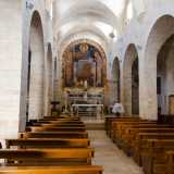 All�interno, la chiesa si snoda in tre navate divise da quattro robusti pilastri su cui poggiano cinque arcate a tutto sesto