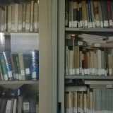 Una teca della biblioteca dell'istituto nautico Caracciolo