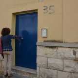 La biblioteca, sita a San Cataldo, � accessibile anche ai cittadini che possono entrare dall'esterno attraverso una porta al numero civico 35 di via Skanderbeg