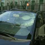 Il parabrezza della Fiat 500 in frantumi. Per fortuna illesi conducente e passeggero