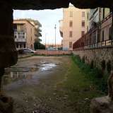 ...e via Calace, lungo la quale un buco in un muro ci rivela, indiscreto, il campetto di calcio del quartiere 