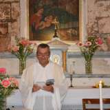 Il parrocco don Biagio Lavarra celebra la messa alla presenza di qualche una trentina di fedeli