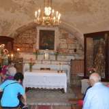 La cappella � a stanza unica, con una piccola sacrestia sulla sinistra chiusa da una tenda. L'umido dei tufi e delle pietre a vista delle pareti rivela la sua tipica natura di chiesa rurale. All�interno si possono ammirare un antico altare di pietra e un bel quadro della nativit� di Santa Maria sulla parete frontale 
