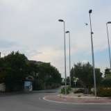 Sant'Anna non � facile da raggiungere: � necessario prendere l�uscita n. 16 della statale, ripercorrere la viabilit� di servizio nord per circa cento metri, per giungere infine alla piccola rotatoria di via Fratelli Prayer. La chiesetta si trova sulla sinistra, nascosta dietro un paio di grossi alberi