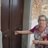 E finalmente vediamo apparire un'arzilla signora di 90 anni, dagli occhi vispi e scrutatori. Salutata affettuosamente da tutti, toglie la catena del viale e finalmente apre la chiesa