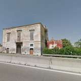 La settecentesca cappella di Sant'Anna, quel piccolo edificio rosso sormontato da una croce che si affaccia sulla tangenziale di Bari accanto a un'antica villa e di fronte all�hotel Majesty