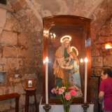 Sono presenti anche due statue di cartapesta protette da una vetrina. Ci dicono essere state realizzate trecento anni fa: si trovano al lato dell�altare e rappresentano la prima Sant'Anna...