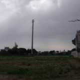 Su corso Alcide de Gasperi, in un campo incolto svetta un'altra grossa antenna