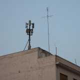 Proseguendo su via Foscolo, in piazza Piazza Trieste, svetta un'altra antenna 