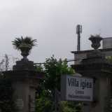 Da qualche mese proprio al centro dell'appezzamento � sorta un�antenna che ha preoccupato i proprietari delle ville confinanti e soprattutto il direttore della clinica Villa Igiea che  da un giorno all'altro se l'� vista spuntare proprio sulla testa