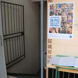 Il bidello ci apre un cancello tenuto sempre chiuso e interdetto a studenti e insegnanti e ci fa accedere al sottoscala