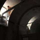 Finestroni da cui entra pochissima luce