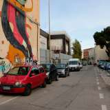 Il murale dipinto sulla facciata che d� sulla strada, gli intonaci rifatti, le pitturazioni recenti e la scala antincendio celano con difficolt� l�evidente antichit� dell�edificio