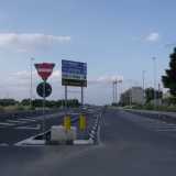 E dopo circa 200 metri, ci troviamo di fronte a una piccolissima rotatoria che ci immette in un�altra enorme strada, molto pi� larga della precedente