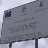 Un cartello recita trionfalmente: "Investiamo sul futuro". E dopo aver chiarito che si tratta di fondi europei per la Regione Puglia (2007-2013), ci segnala che quella abbiamo davanti � proprio la "Circonvallazione di Triggiano", precisamente la "strada di collegamento tra la SS 100 e l'ospedale Fallacara"