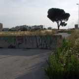 ...per poi imboccare una via sulla destra che per� da anni � interrotta  da blocchi di cemento