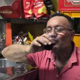 Un cliente degusta il vino di Onofrio
