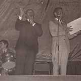 Colino in compagnia di "Mba Vitucce" interpretato dall'attore Piero De Vito. Il personaggio entr� a far parte della trasmissione radiofonica alla fine degli anni 60