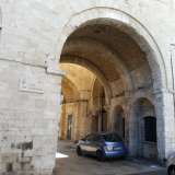 Un arco ricorda la Corte del Catapano. Dei grandi palazzi imperiali oggi non resta pi� nulla, al loro posto sorge invece maestosa la Basilica di San Nicola