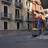 I palazzi sono delimitati da un muretto