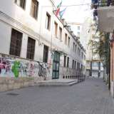 Salutiamo l�uomo per intraprendere via Fornari, la stradina pedonale che parte dalla piazzetta. La via � stretta a destra da un palazzo marrone e a sinistra dall�istituto comprensivo statale �Mazzini-Modugno�, la cui facciata � �colorata� da scritte e graffiti
