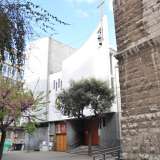 Sulla sinistra a dominare la piazza abbellita da graziosi alberelli, si trova la parrocchia Santa Croce, una struttura edificata nel 1967 sulle ceneri di un convento del Seicento appartenente ai Cappuccini