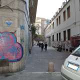 Via Fornari a un certo punto curva a destra. Ci giriamo indietro per �ammirare� la sinuosa linea, l�unica di fatto non rettilinea di tutto il murattiano