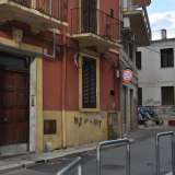 Da questo punto in poi la strada qui si allarga un po� e perde il suo tratto di �pedonalit��. Sulla sinistra si trova l�edificio moderno dell�Amtab, mentre sulla destra permangono due palazzotti di inizio secolo 