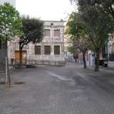 Per scovare quest�angolo inedito del murattiano dobbiamo dirigerci su via Crisanzio: superata sulla destra la facolt� di Giurisprudenza, ecco aprirsi tra palazzi d�epoca e moderni un piccolo largo lastricato da mattoncini grigi: �  piazzetta dei Frati Cappuccini, un�oasi di pace all�interno del traffico del quartiere
