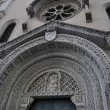 ...sul quale spicca l�emblema carmelitano (tre stelle e una croce) e l�altorilievo di San Giuseppe con il Bambin Ges� sulle ginocchia