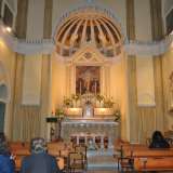 Entriamo e ci ritroviamo in un piccolo edificio a una sola navata con pochi posti a sedere occupati da qualche anziana signora