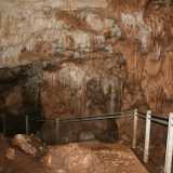 Attorno a noi ci aspetteremmo di vedere disseminati anche quegli utensili, raschiatoi, punte e lame dei nostri antenati rinvenuti dal 1968 in poi. �La grotta � stata spesso oggetto di atti di vandalismo - racconta per� lo speleologo -, per cui a un certo punto la Soprintendenza dei beni archeologici della Puglia si � vista costretta a "requisire" i vari reperti�