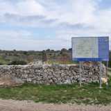 Raggiungere il luogo non � semplice, se non altro perch� mancano le indicazioni stradali necessarie a "guidare" il visitatore verso la meta. L'ingresso dell'area (almeno quello) � contrassegnato da un apposito cartello azzurro