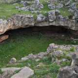 L'entrata della grotta vera e propria, posta un paio di metri sotto il livello del terreno, � preceduta da un prato caratterizzato sulla sinistra da un'ampia rientranza della roccia. �Era l� che gli abitanti del Paleolitico passavano le giornate - spiega Di Liso -. Di solito rientravano nell'ipogeo solo per dormire�
