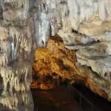 Davanti ai nostri occhi appare un tripudio di stalagmiti e stalattiti