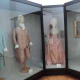 Esposizione di abiti matrimoniali da uomo e da donna
