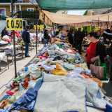 Mille colori, mille vestiti, mille forme e tipologie. I prezzi? Qualche euro e in alcuni casi anche meno: su dei cartelli campeggia infatti la scritta �50 centesimi�