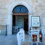 Attraverso un�entrata a forma di arco...