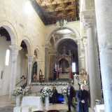 L�interno � a tre navate con colonne e capitelli di diversi stili ed epoche