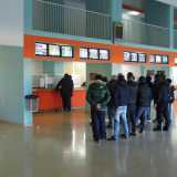 Nella sala scommesse troviamo decine di persone con lo sguardo fisso rivolto in alto: stanno guardando i monitor dove scorrono i risultati delle  gare nazionali
