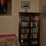 Una libreria con alcuni dei testi sul buddhismo, molti dei quali scritti da Daisaku Ikeda