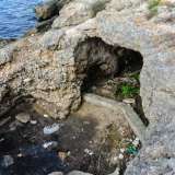 Rifiuti davanti all'ingresso della grotta di Cala Scizzo